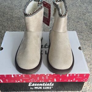 New with tags, new in box.  Muk luks size 6.  Color is stone